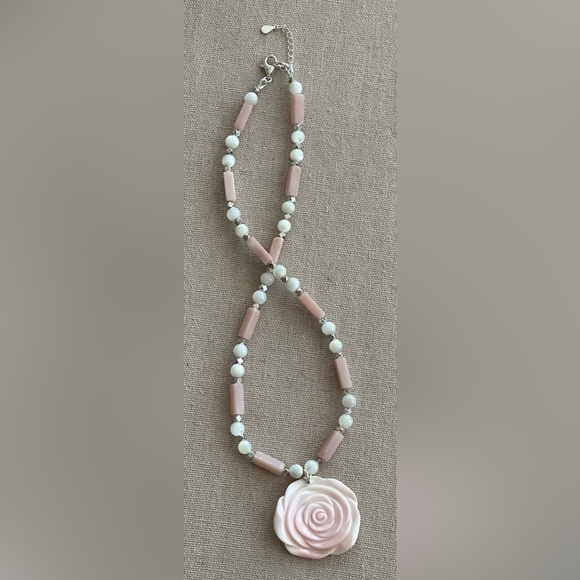 18 inch Mother of Pearl Choker and Pink Conch Shell bead necklace NWOT - Picture 5 of 13